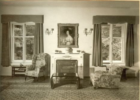 15- Savarsin Queen Helen bedroom:sitting2