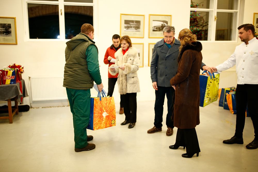 Cadouri de Craciun angajatilor Castelului Regal Savarsin si Ocolului Regal Silvic, 23 decembrie 2016 ©Cristian Coposesc