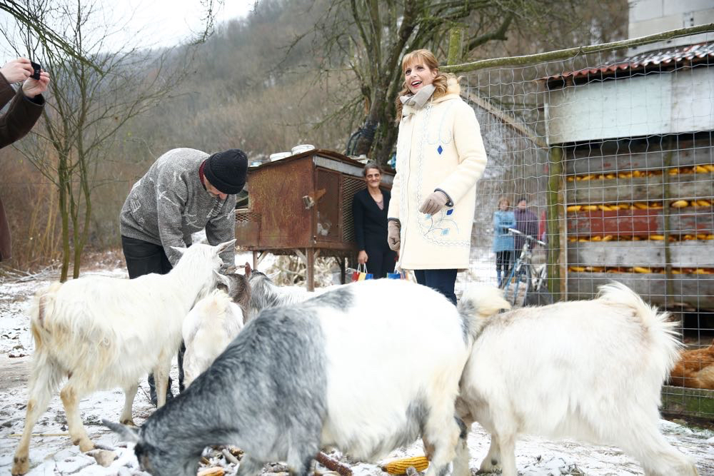 Familia Regala imparte daruri familiilor nevoiase din Savarsin, 23 decembrie 2016 ©Cristian Coposesc