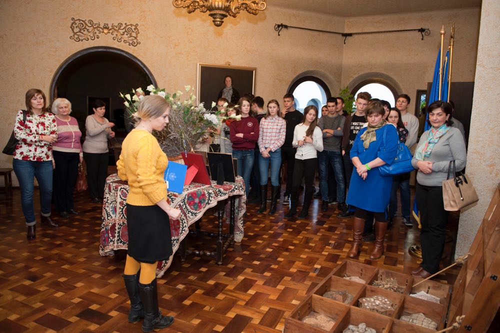 Elevii Liceului Teoretic Mihai Eminescu din Cahul in vizita la Palatul Elisabeta, 29 noiembrie 2016 ©Daniel Angelescu