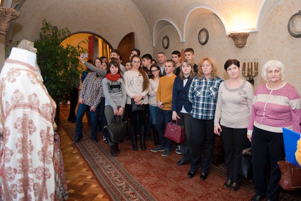 Elevii Liceului Teoretic Mihai Eminescu din Cahul in vizita la Palatul Elisabeta, 29 noiembrie 2016 ©Daniel Angelescu