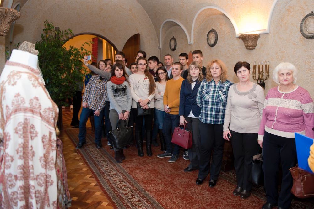 Elevii Liceului Teoretic Mihai Eminescu din Cahul in vizita la Palatul Elisabeta, 29 noiembrie 2016 ©Daniel Angelescu