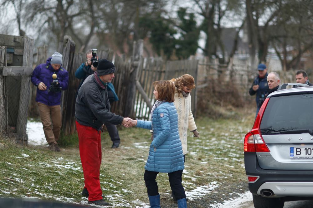 Familia Regala imparte daruri familiilor nevoiase din Savarsin, 23 decembrie 2016 ©Cristian Coposesc