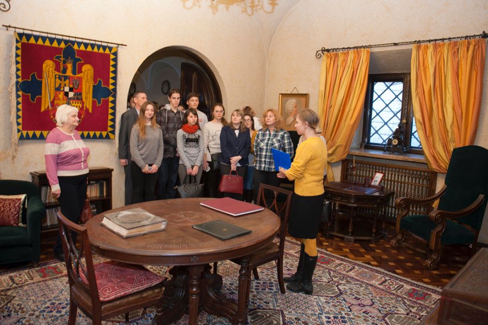 Elevii Liceului Teoretic Mihai Eminescu din Cahul in vizita la Palatul Elisabeta, 29 noiembrie 2016 ©Daniel Angelescu