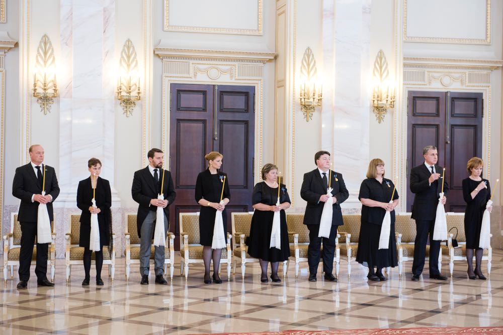 Familia Regala la Funeraliile Reginei Ana, Palatul Regal