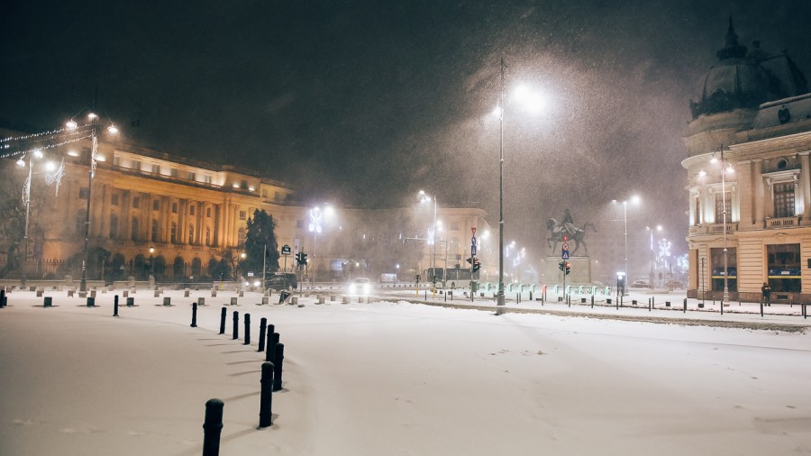 Fotografii cu prima ninsoare din București pe 2017: Imagini dintr-o tură foto făcută de la 4 dimineața, pe 6 ianuarie: Unirii - Universitate - Ateneu - Piața Revoluției - Calea Victoriei - Centrul Vechi. ©Dragos Asaftei