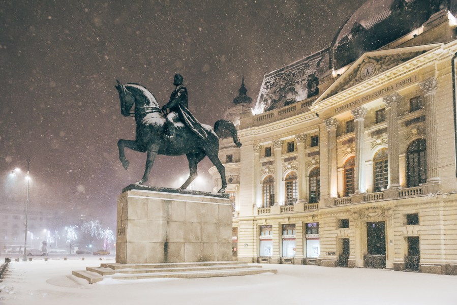 Fotografii cu prima ninsoare din București pe 2017: Imagini dintr-o tură foto făcută de la 4 dimineața, pe 6 ianuarie: Unirii - Universitate - Ateneu - Piața Revoluției - Calea Victoriei - Centrul Vechi. ©Dragos Asaftei