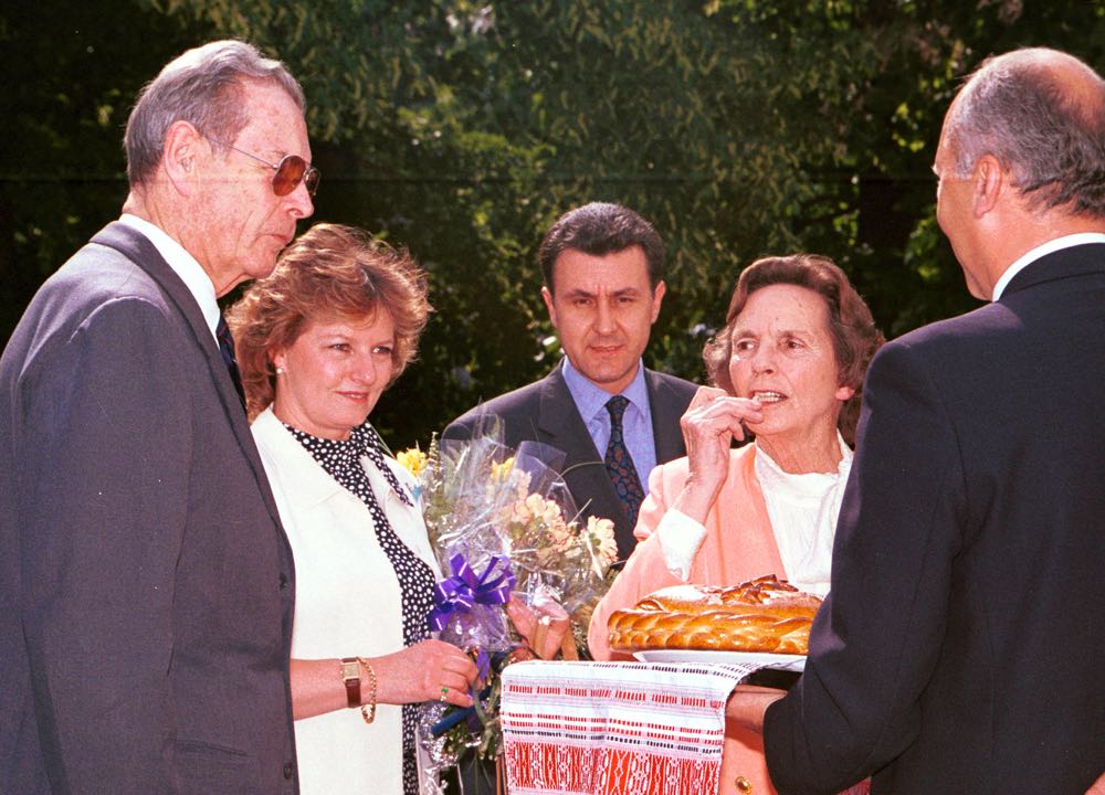 BUCURESTI, ROMANIA: Revenirea in Romania a regelui Mihai I, insotit de regina Ana si de membrii ai familiei regale. In imagine sosirea la Palatul Elisabeta. 28 februarie 2001. Foto ROMPRES/Sorin LUPSA