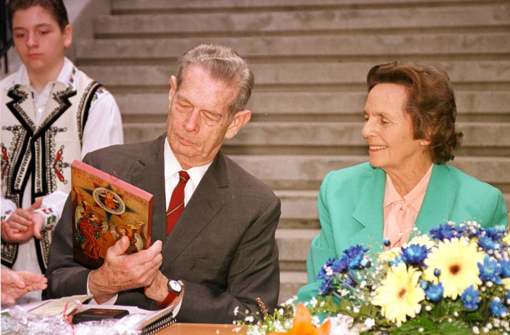 Participarea Regelui Mihai I si a Reginei Ana, la festivitatea prilejuita de cea de-a 75-a aniversare a Colegiului National "Iulia Hasdeu", 19 mai 2001. Foto ROMPRES/Sorin LUPSA