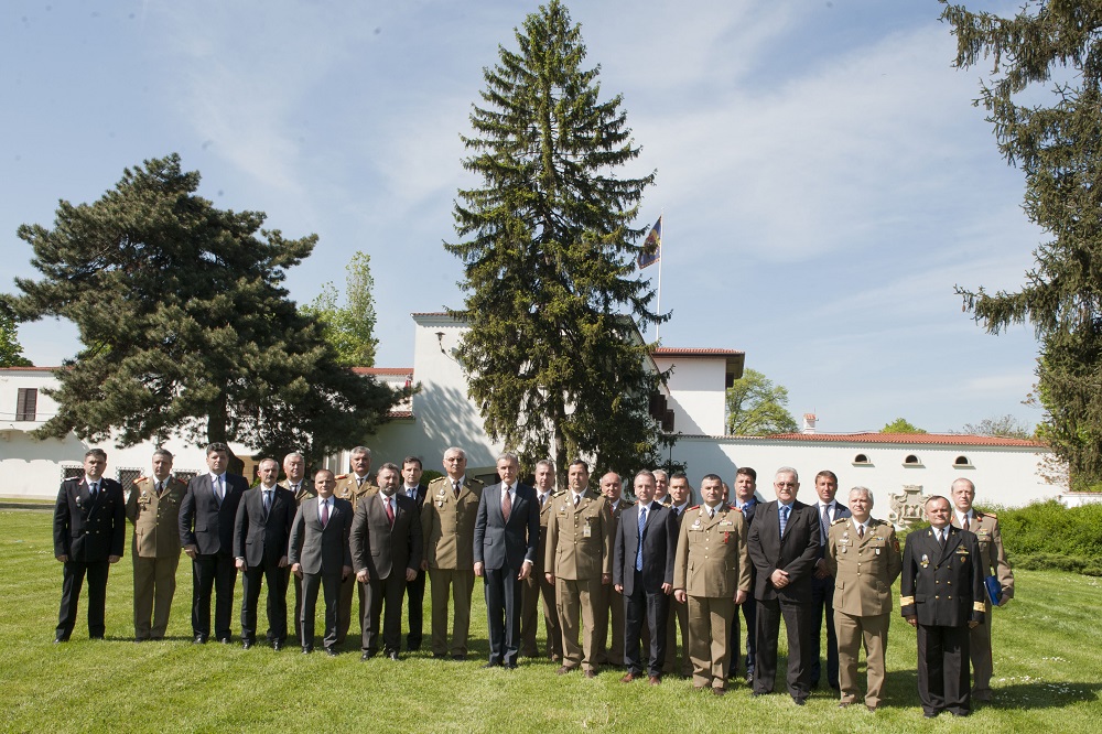 ofiteri-cursanti-ai-universitatii-nationale-de-aparare-la-palatul-elisabeta-26-aprilie-2017-7