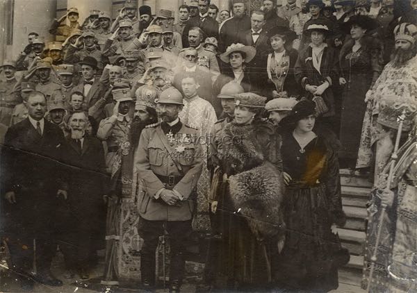 Regele Ferdinand si Regina Maria pe front in timpul Primului Razboi Mondial
